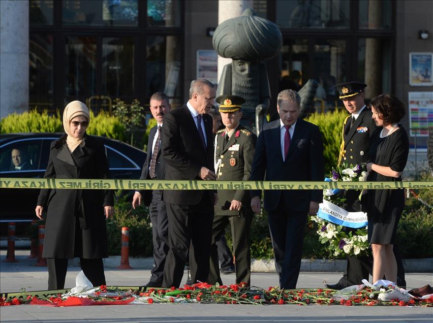 Cumhurbaşkanı Erdoğan Ankara Garı'nın önüne karanfil bıraktı