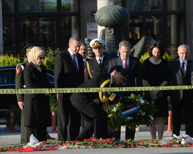 Cumhurbaşkanı Erdoğan Ankara Garı'nın önüne karanfil bıraktı