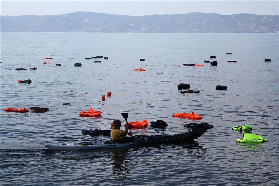 Yunanistan'ın Midilli Adası'nı geçiş noktası olarak kullanmaya devam ediyor