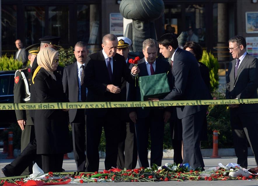 Cumhurbaşkanı Erdoğan Ankara Garı'nın önüne karanfil bıraktı