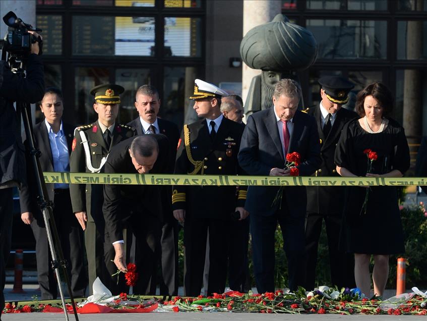 Cumhurbaşkanı Erdoğan Ankara Garı'nın önüne karanfil bıraktı
