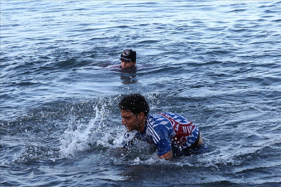 Yunanistan'ın Midilli Adası'nı geçiş noktası olarak kullanmaya devam ediyor