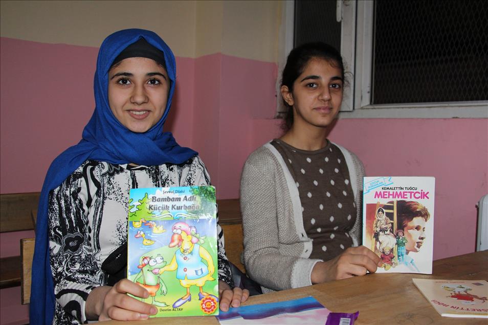 "Kitap Kumbarası" Suriyeli çocukların yüzünü güldürdü