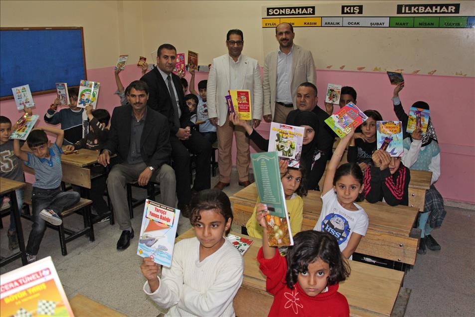 "Kitap Kumbarası" Suriyeli çocukların yüzünü güldürdü