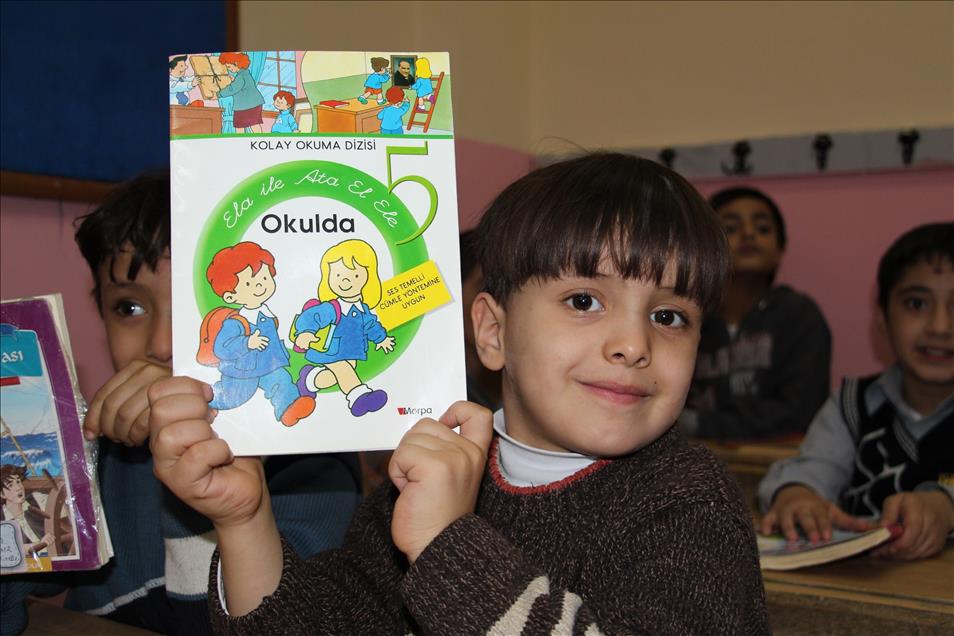 "Kitap Kumbarası" Suriyeli çocukların yüzünü güldürdü