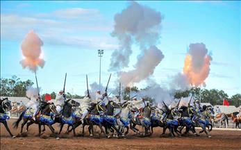 "التبوريدة"...خيول تركض وفرسان يطلقون البارود في استعراض له تاريخ مديد