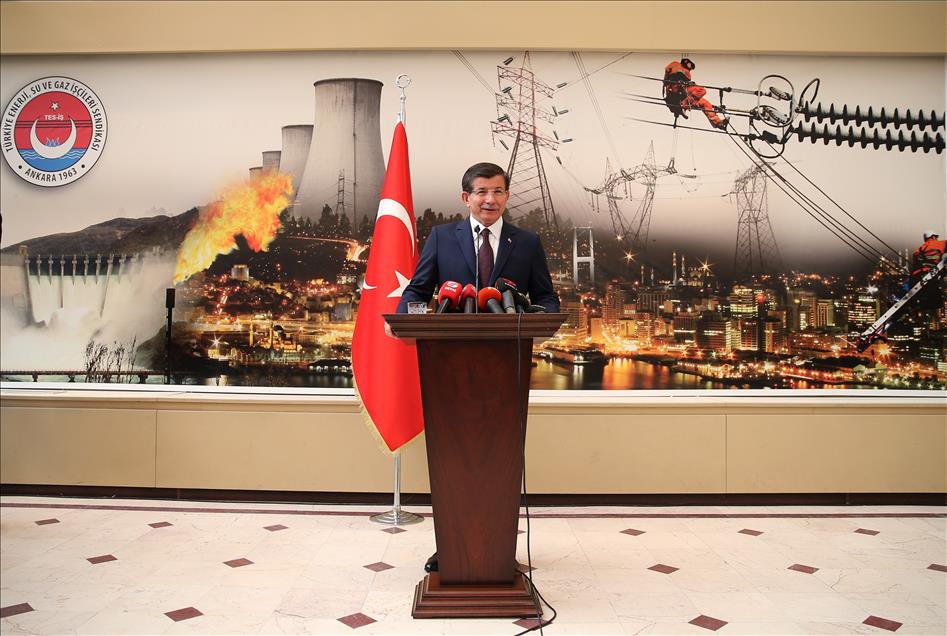 Başbakan Davutoğlu, Türkiye Emekliler Derneği Genel Kurulu'na katıldı