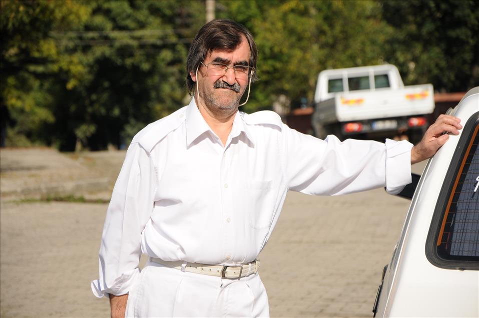 42 yıldır sadece "beyaz" giyiniyor