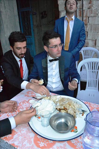 "Güvey başı dolama" geleneği düğünlere renk katıyor