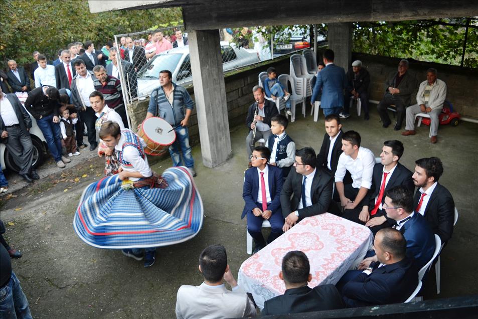 "Güvey başı dolama" geleneği düğünlere renk katıyor