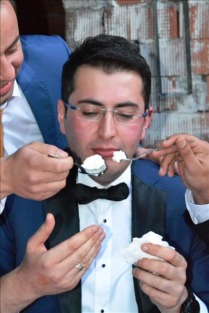 "Güvey başı dolama" geleneği düğünlere renk katıyor