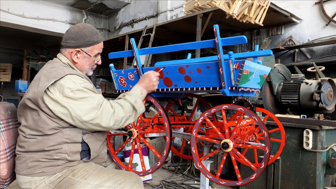Minyatür at arabaları mekanları süslüyor
