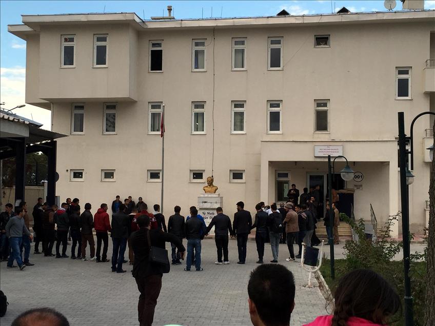 Van'da askere gidecek gençler, Kürtçe ve Türkçe şarkılarla uğurlandı