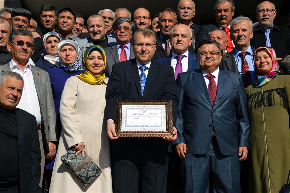 Milletvekilleri mazbatalarını alıyor