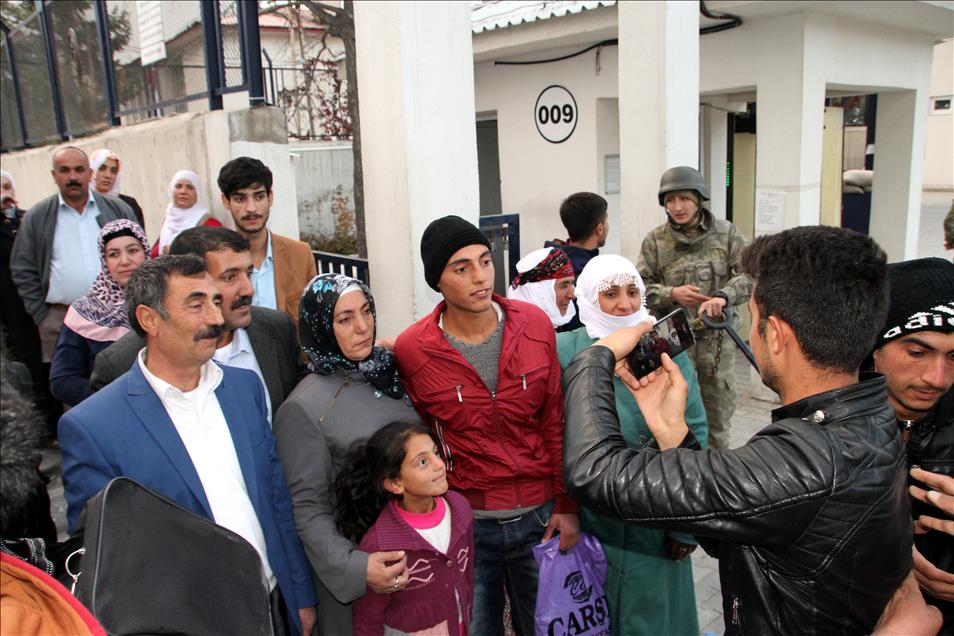 Van'da askere gidecek gençler, Kürtçe ve Türkçe şarkılarla uğurlandı