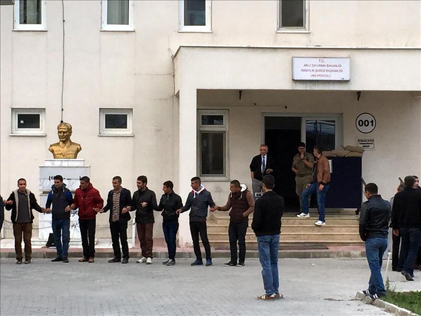 Van'da askere gidecek gençler, Kürtçe ve Türkçe şarkılarla uğurlandı