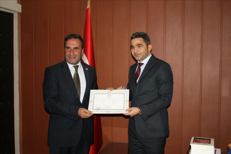 Milletvekilleri mazbatalarını alıyor