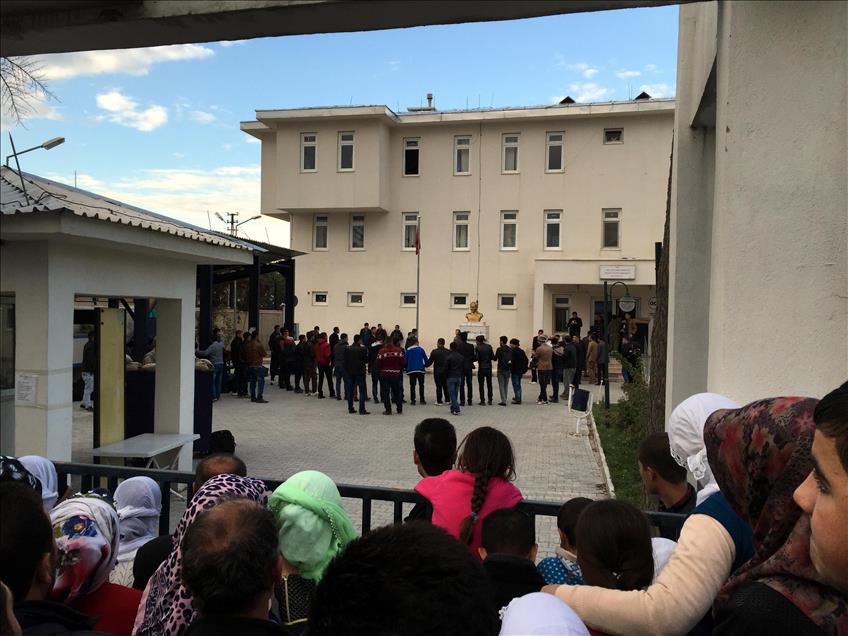 Van'da askere gidecek gençler, Kürtçe ve Türkçe şarkılarla uğurlandı
