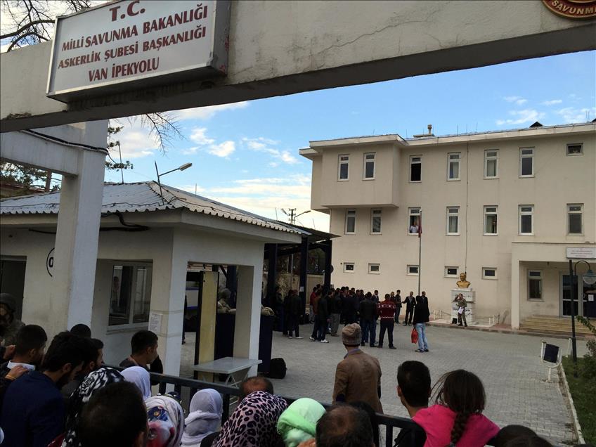 Van'da askere gidecek gençler, Kürtçe ve Türkçe şarkılarla uğurlandı