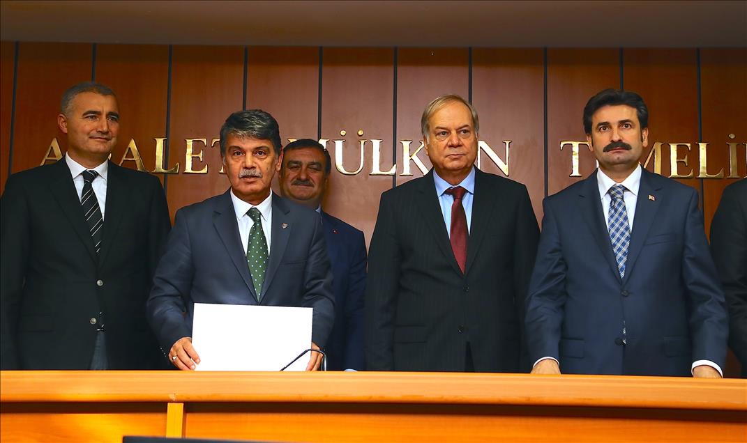 Milletvekilleri mazbatalarını alıyor
