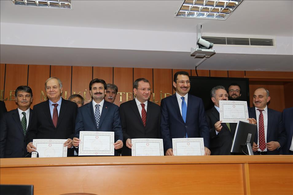 Milletvekilleri mazbatalarını alıyor