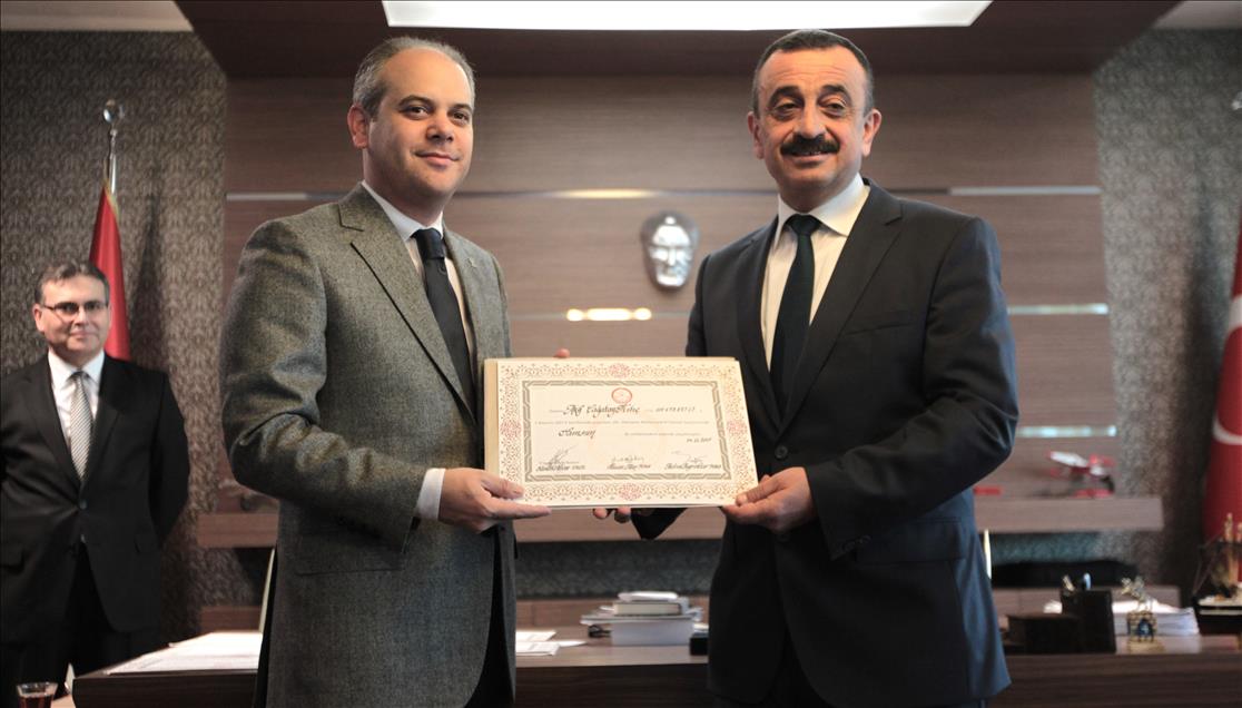 Milletvekilleri mazbatalarını alıyor