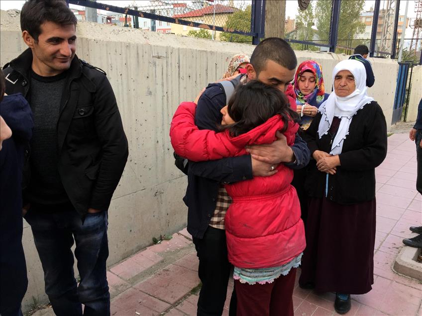 Van'da askere gidecek gençler, Kürtçe ve Türkçe şarkılarla uğurlandı