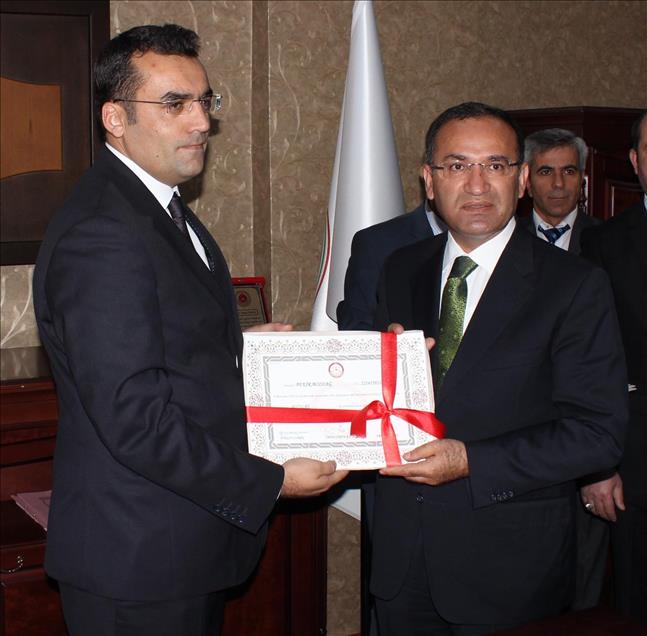 Milletvekilleri mazbatalarını alıyor