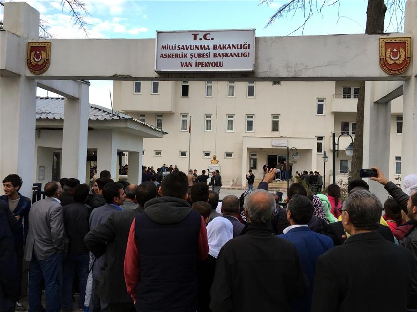 Van'da askere gidecek gençler, Kürtçe ve Türkçe şarkılarla uğurlandı