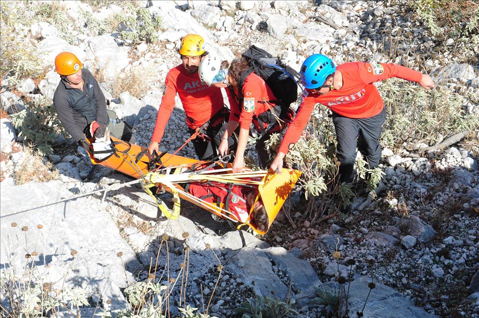 Antalya'da dağda mahsur kalan milli atlet kurtarıldı
