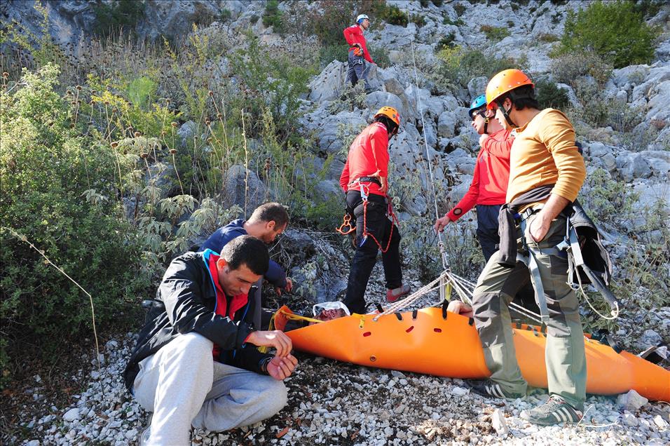 Antalya'da dağda mahsur kalan milli atlet kurtarıldı