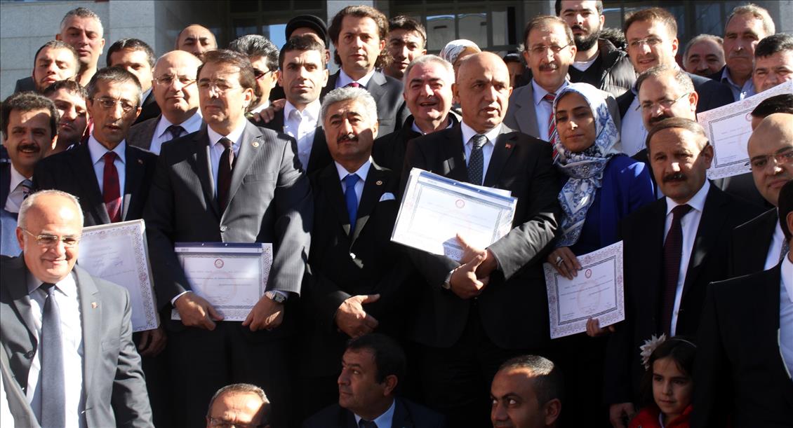 Milletvekilleri mazbatalarını alıyor