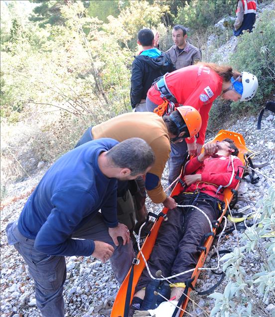 Antalya'da dağda mahsur kalan milli atlet kurtarıldı