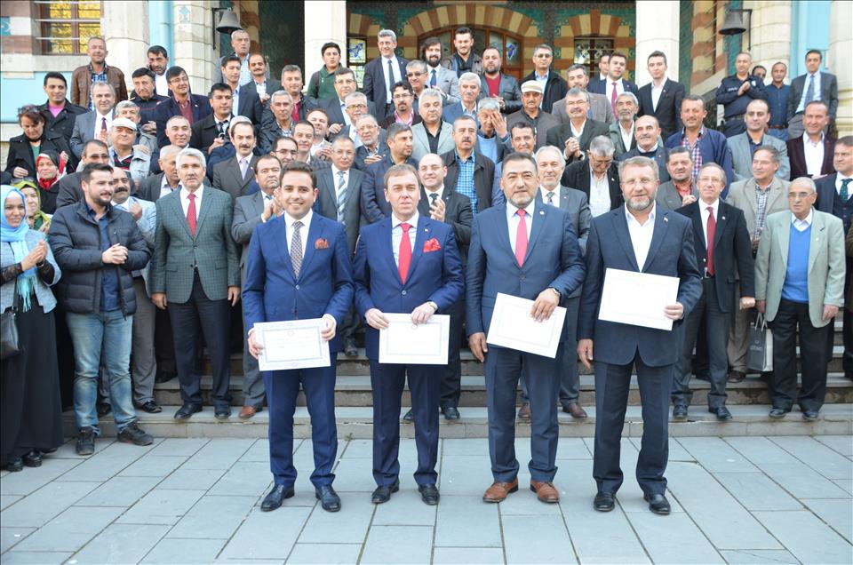 Milletvekilleri mazbatalarını alıyor