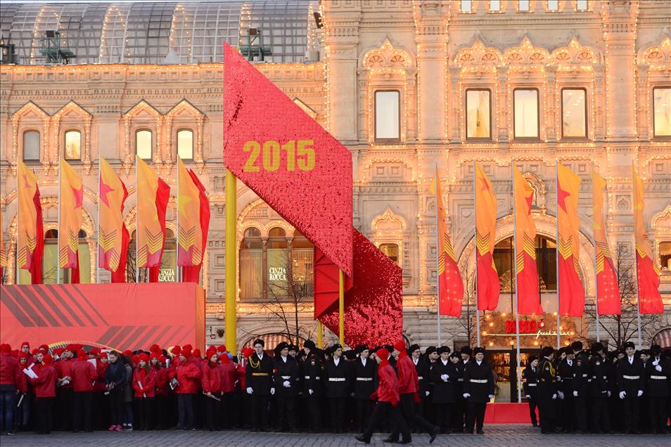 Sovyet askerleri" Kızıl Meydan'da yürüdü
