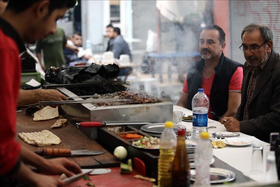 Gün ağarırken ciğer kebabıyla kahvaltı geleneği