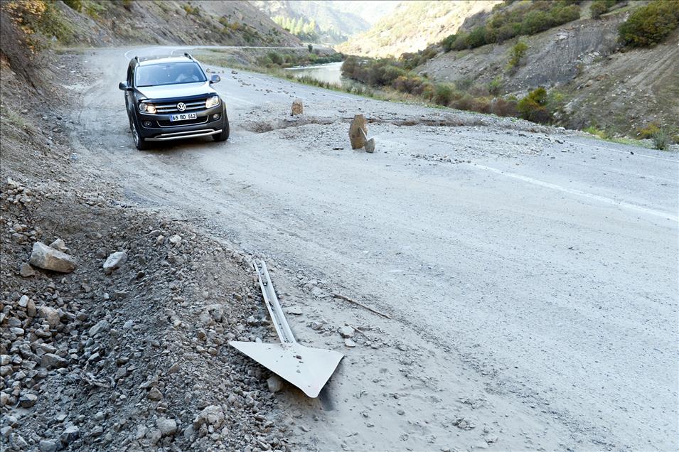 Hendekler sürücülere zor anlar yaşatıyor