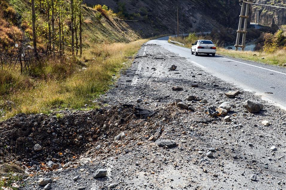 Hendekler sürücülere zor anlar yaşatıyor