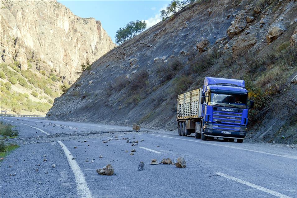 Hendekler sürücülere zor anlar yaşatıyor