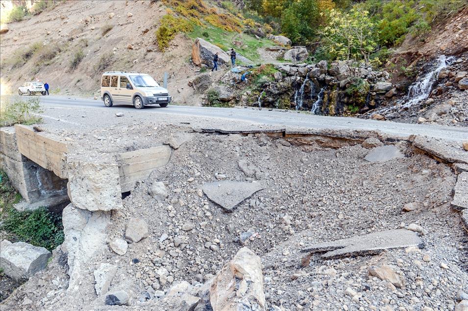 Hendekler sürücülere zor anlar yaşatıyor