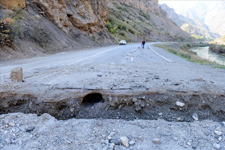 Hendekler sürücülere zor anlar yaşatıyor
