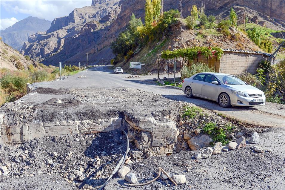 Hendekler sürücülere zor anlar yaşatıyor