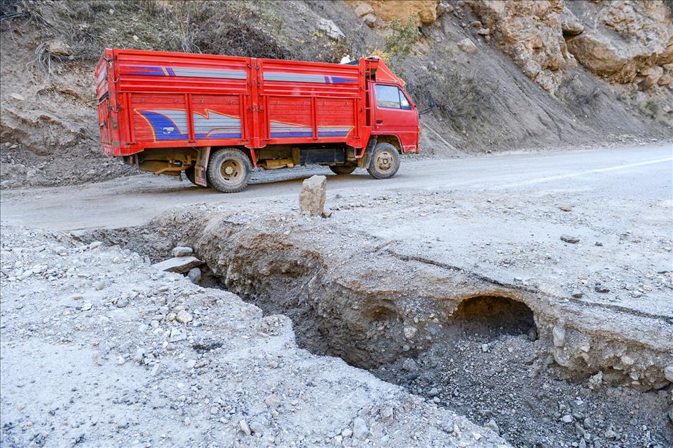 Hendekler sürücülere zor anlar yaşatıyor