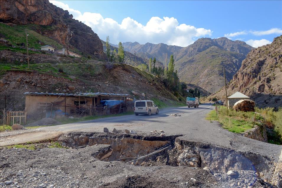 Hendekler sürücülere zor anlar yaşatıyor