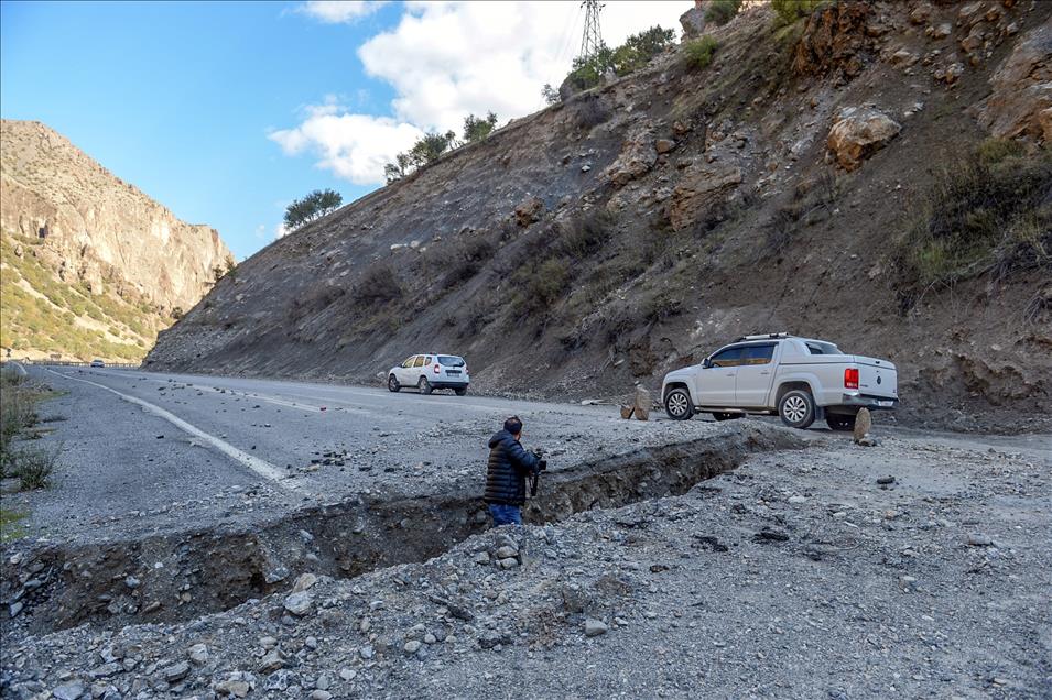 Hendekler sürücülere zor anlar yaşatıyor