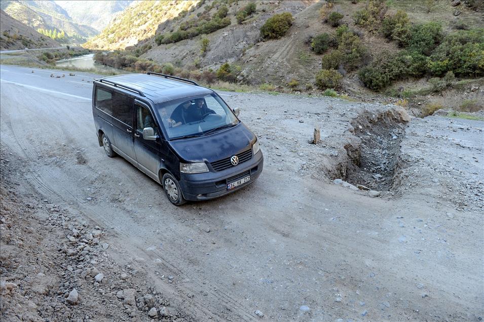 Hendekler sürücülere zor anlar yaşatıyor