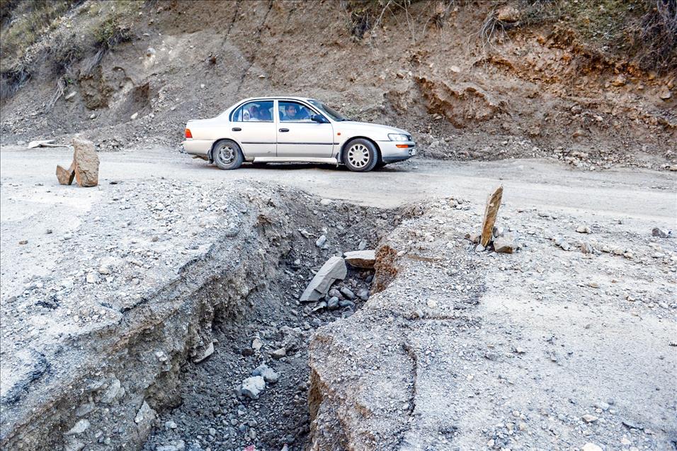 Hendekler sürücülere zor anlar yaşatıyor