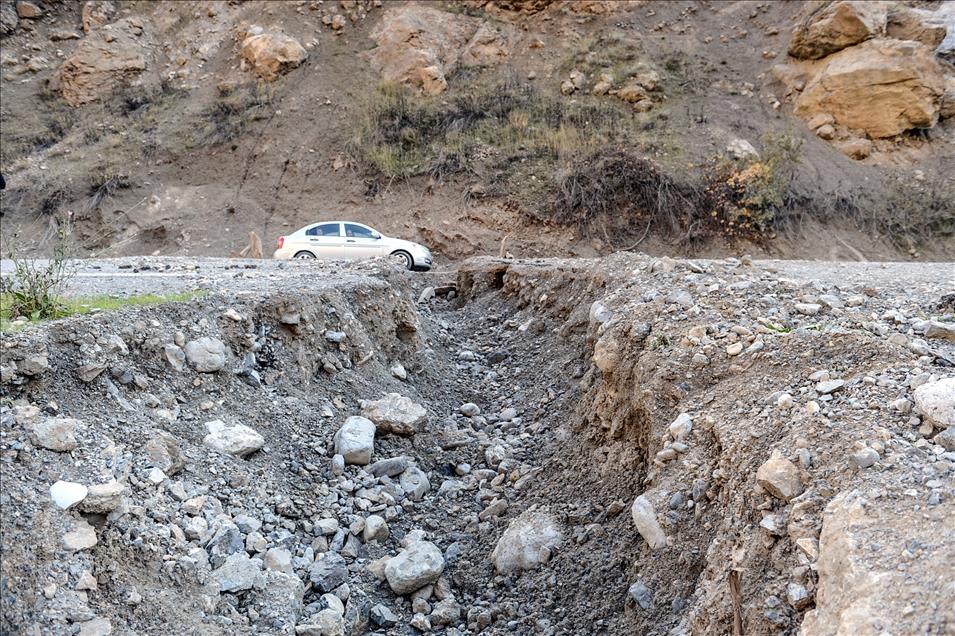 Hendekler sürücülere zor anlar yaşatıyor