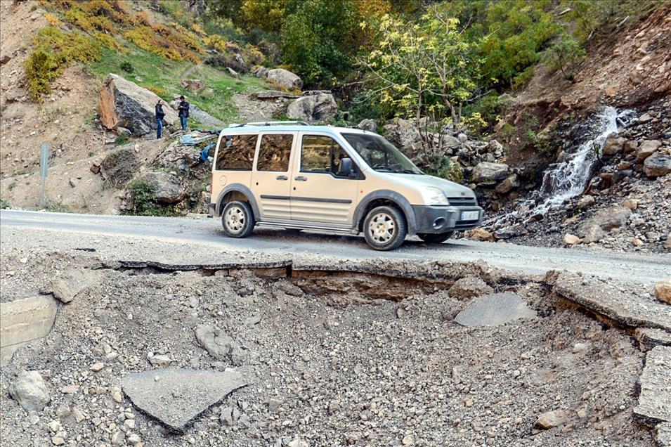 Hendekler sürücülere zor anlar yaşatıyor