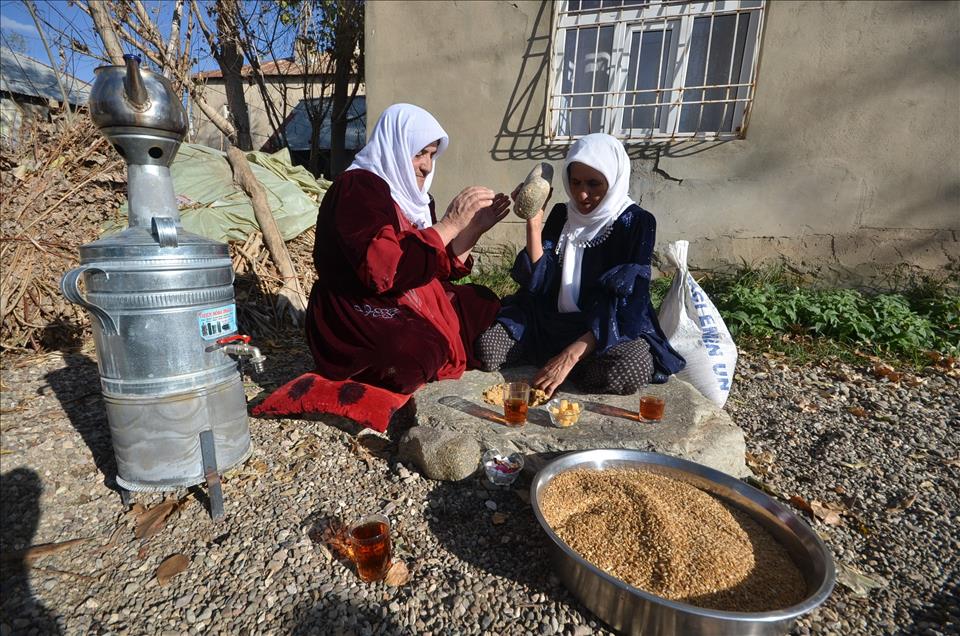 Hakkari'de asırlık buğday dövme geleneği